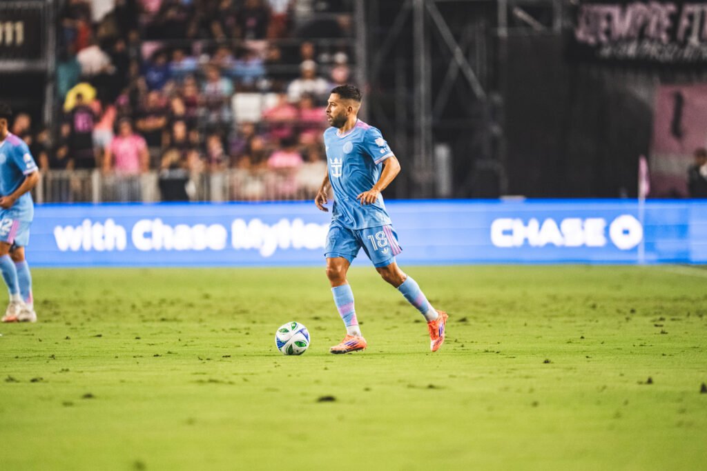 Jordi Alba dominando el balón.