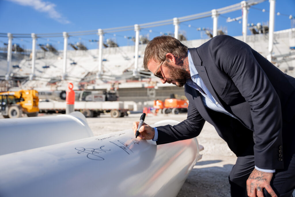 El estadio entra en una nueva fase de construcción. David Beckham firmando una de las piezas del estadio de la MLS.