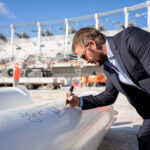 El estadio entra en una nueva fase de construcción. David Beckham firmando una de las piezas del estadio de la MLS.