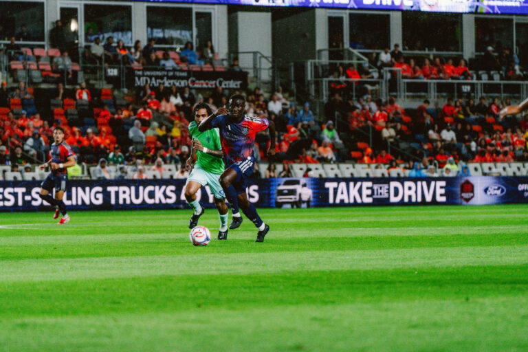 El partido entre Dynamo y Seatttle en la MLS fue de poder a poder.