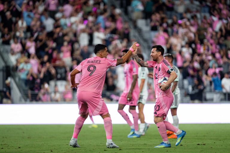 Suárez y Messi anotaron en la presentación del Nu Stadium.