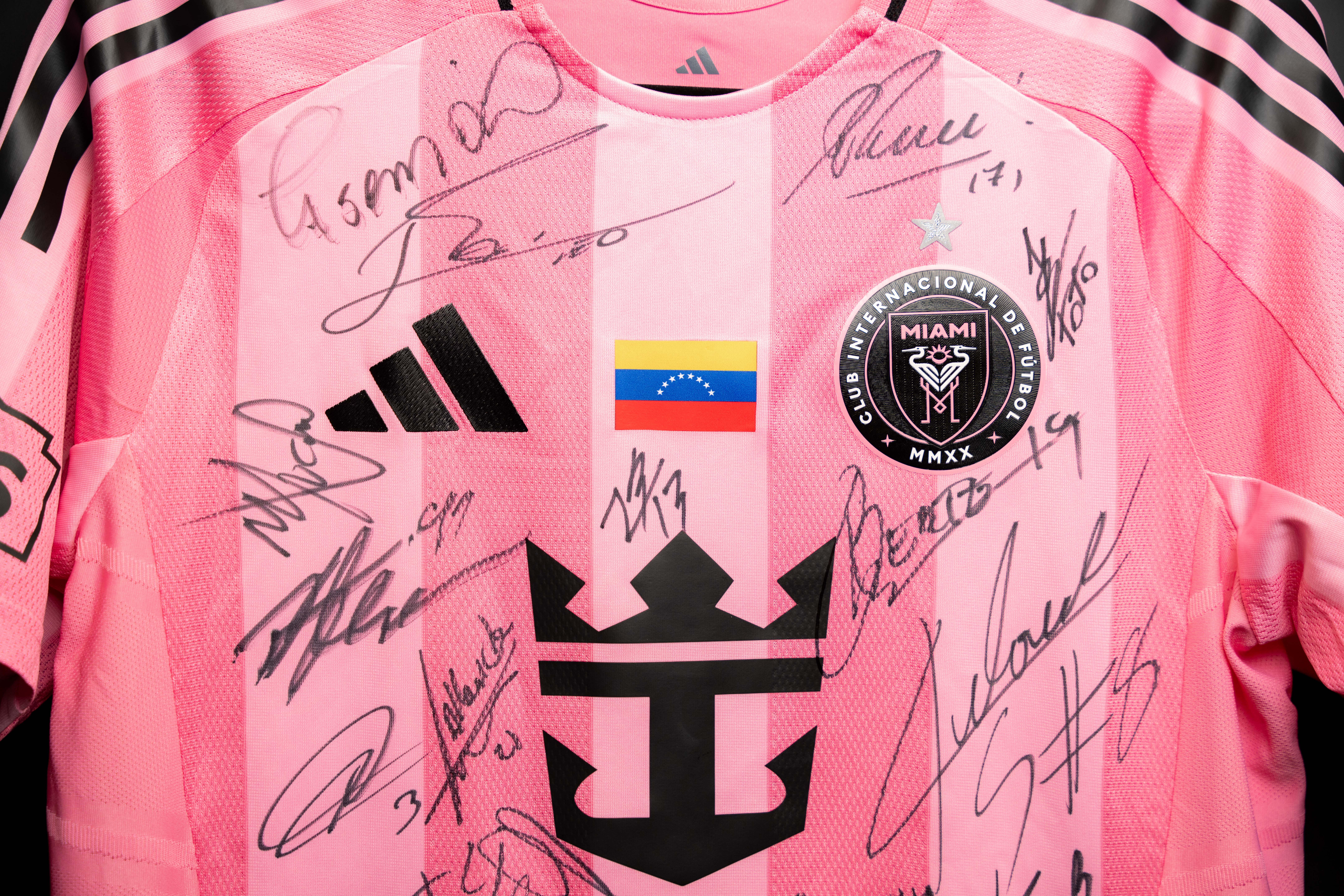 Detalle de las firmas y la bandera de Venezuela en la camiseta de Inter Miami