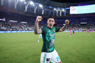Jugador de Leon celebra tras el triunfo 3-2 sobre Inter Miami