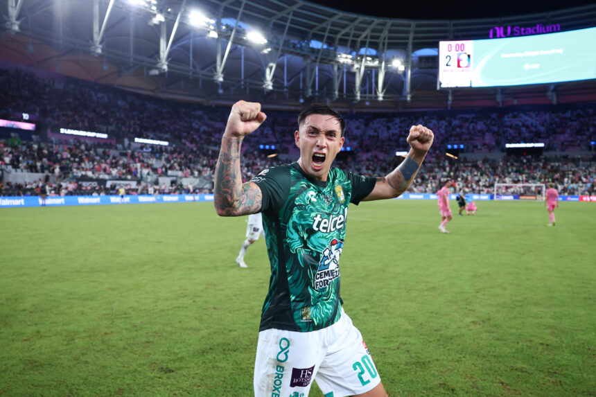 Jugador de Leon celebra tras el triunfo 3-2 sobre Inter Miami