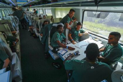 Jugadores de Leon viajan en tren rumbo a Miami