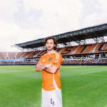 Marcelo Saracchi posa con la playera del Houston Dynamo en el Shell Energy Stadium