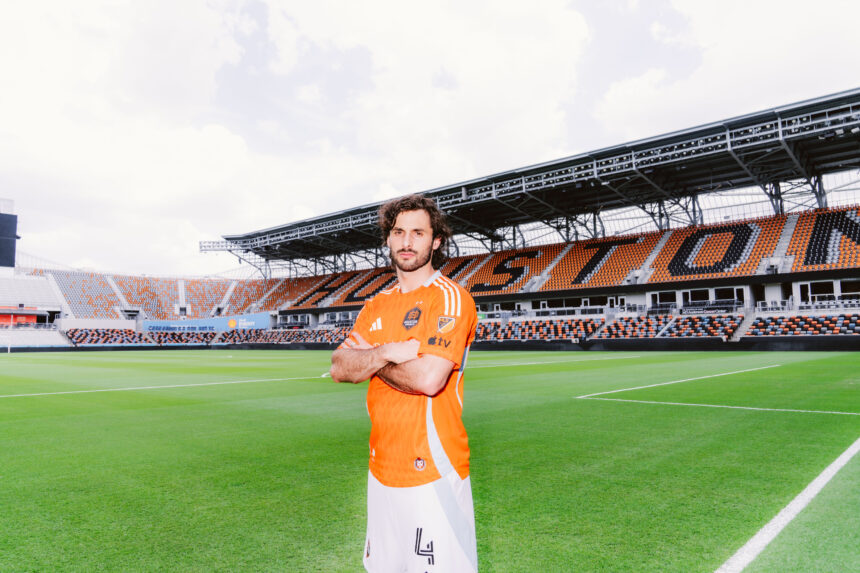 Marcelo Saracchi posa con la playera del Houston Dynamo en el Shell Energy Stadium