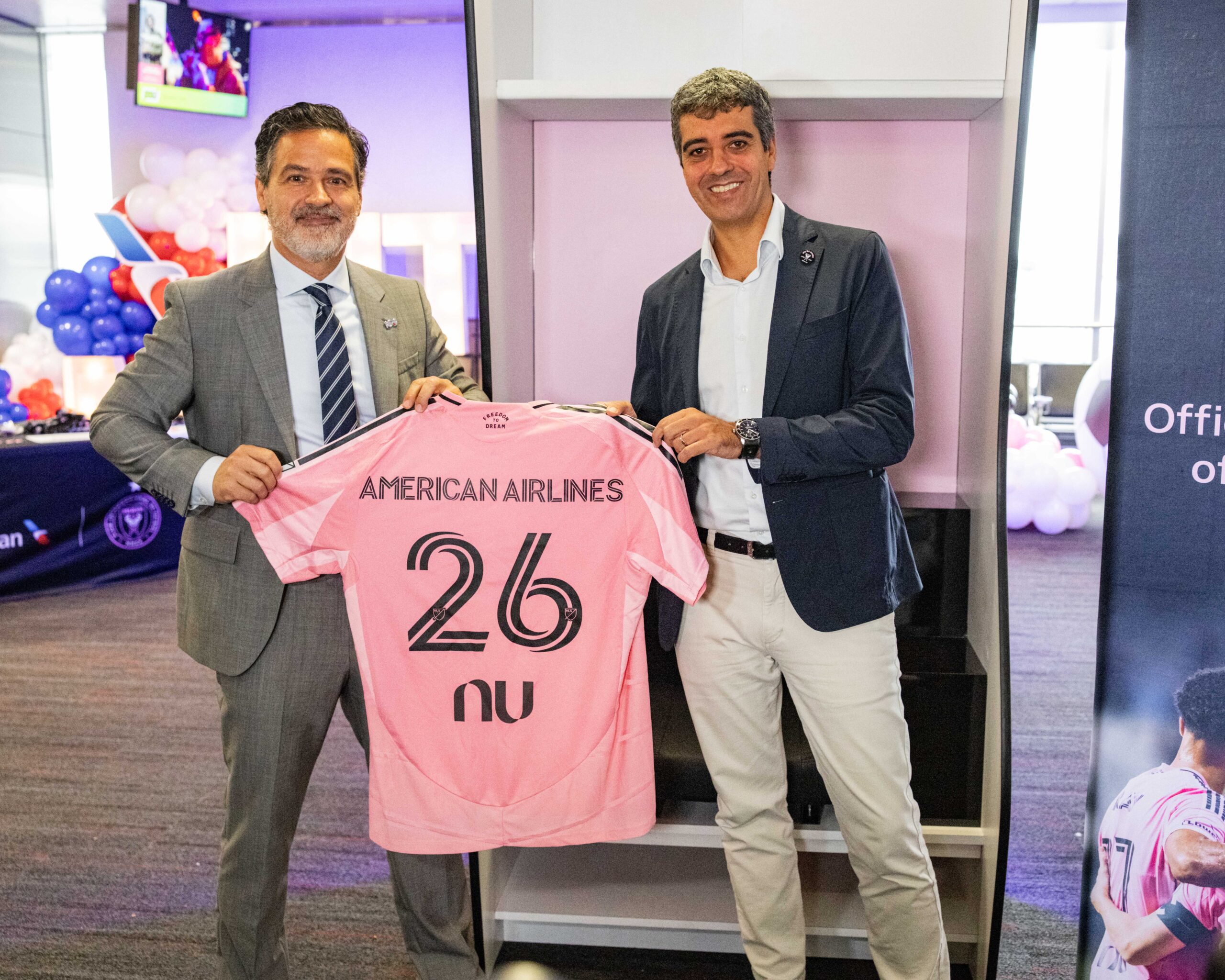 Directivos de American Airlines e Inter Miami CF con camiseta conmemorativa