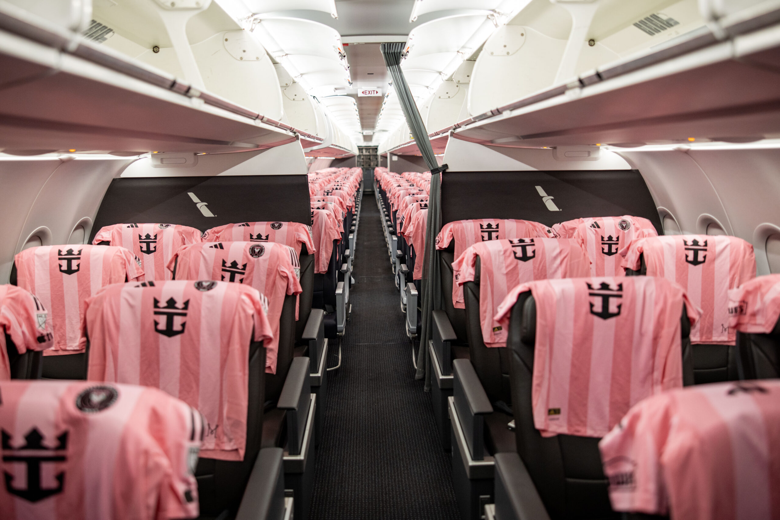 Camisetas de Inter Miami CF en los asientos de un avión de American Airlines